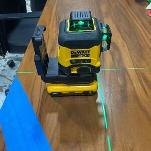 DeWalt Laser Level with Green Beam